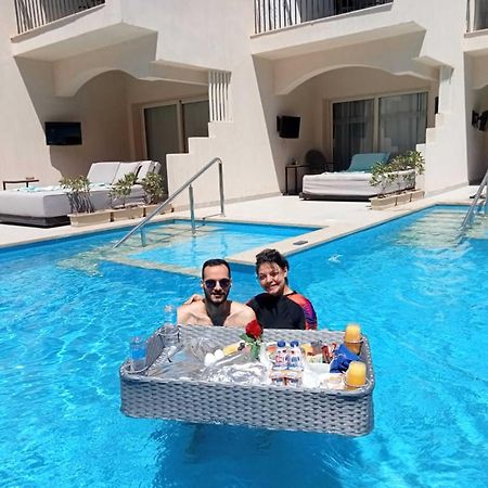 The V Luxury Resort Sahl Hasheesh الغردقة المظهر الخارجي الصورة Floating pool service at a resort