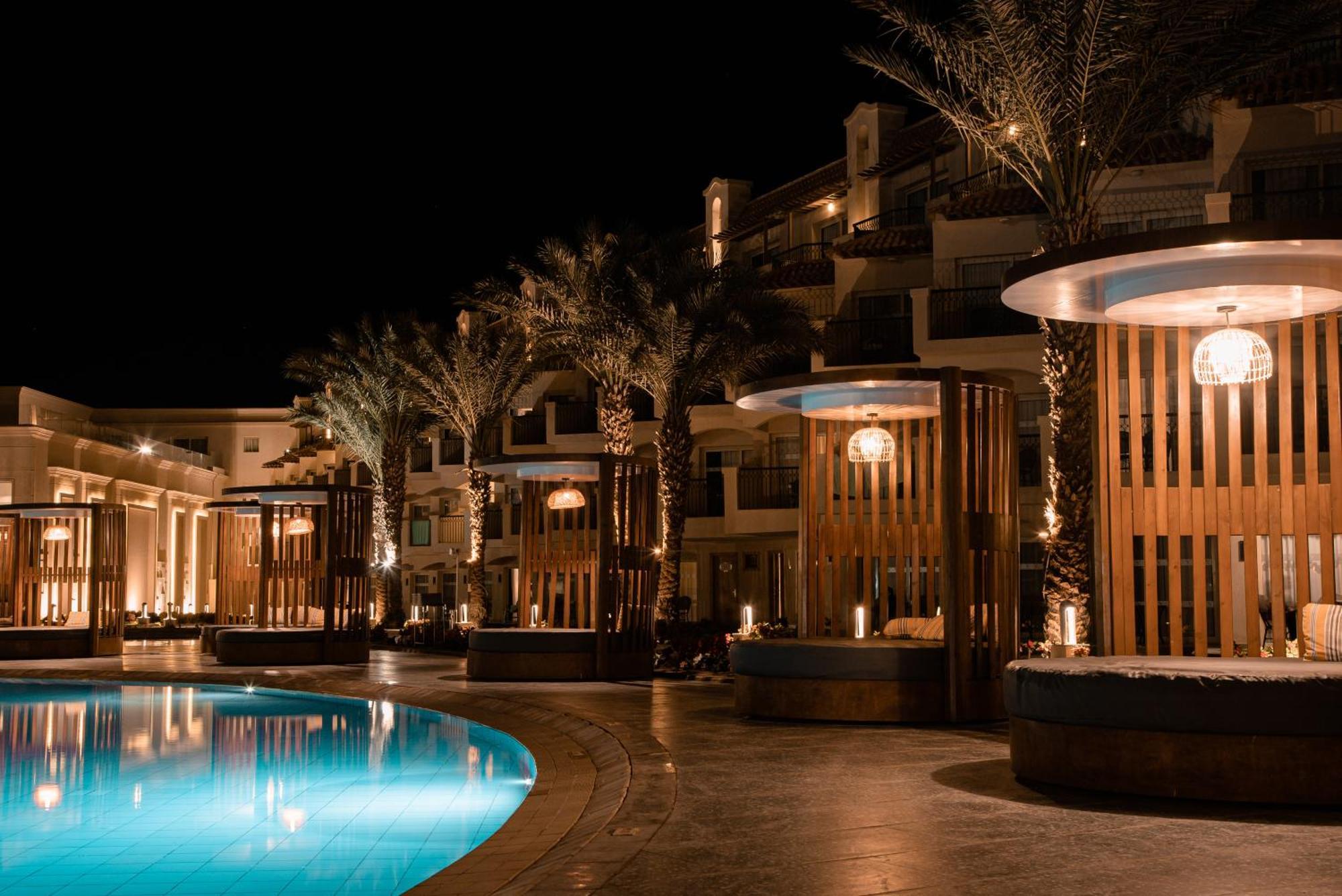 The V Luxury Resort Sahl Hasheesh الغردقة المظهر الخارجي الصورة The resort at night