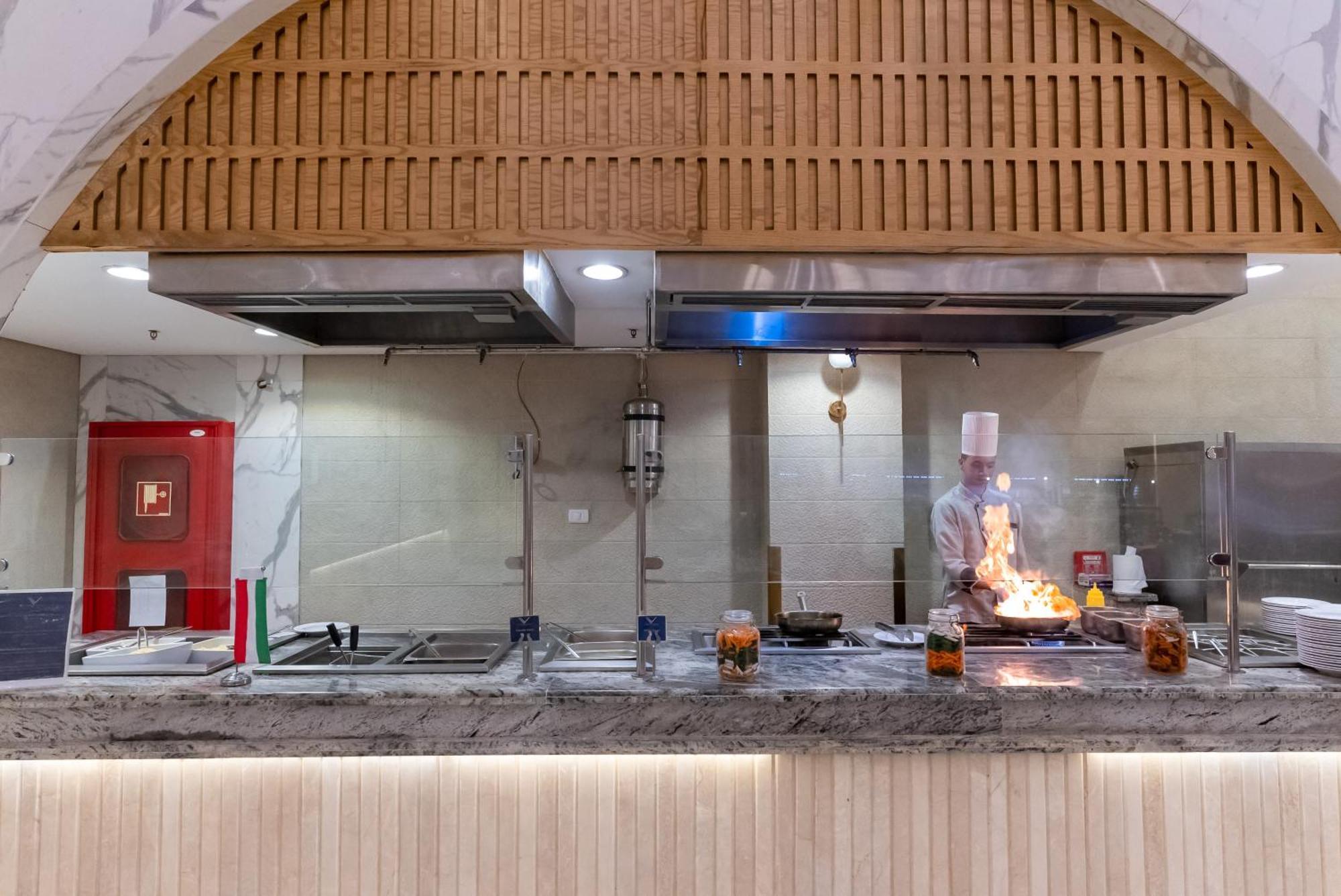 The V Luxury Resort Sahl Hasheesh الغردقة المظهر الخارجي الصورة A kitchen at the hotel
