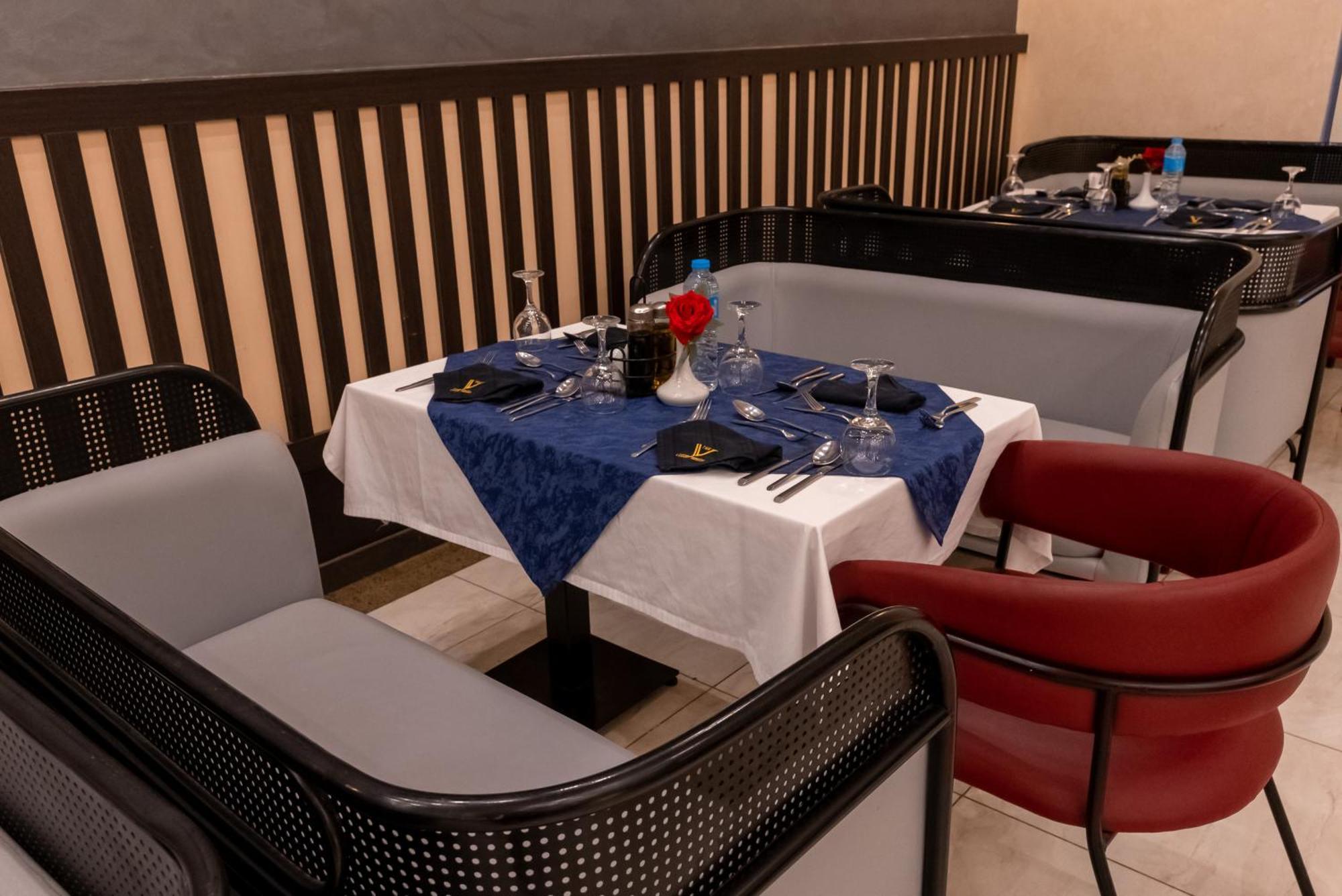 The V Luxury Resort Sahl Hasheesh الغردقة المظهر الخارجي الصورة A restaurant in the hotel