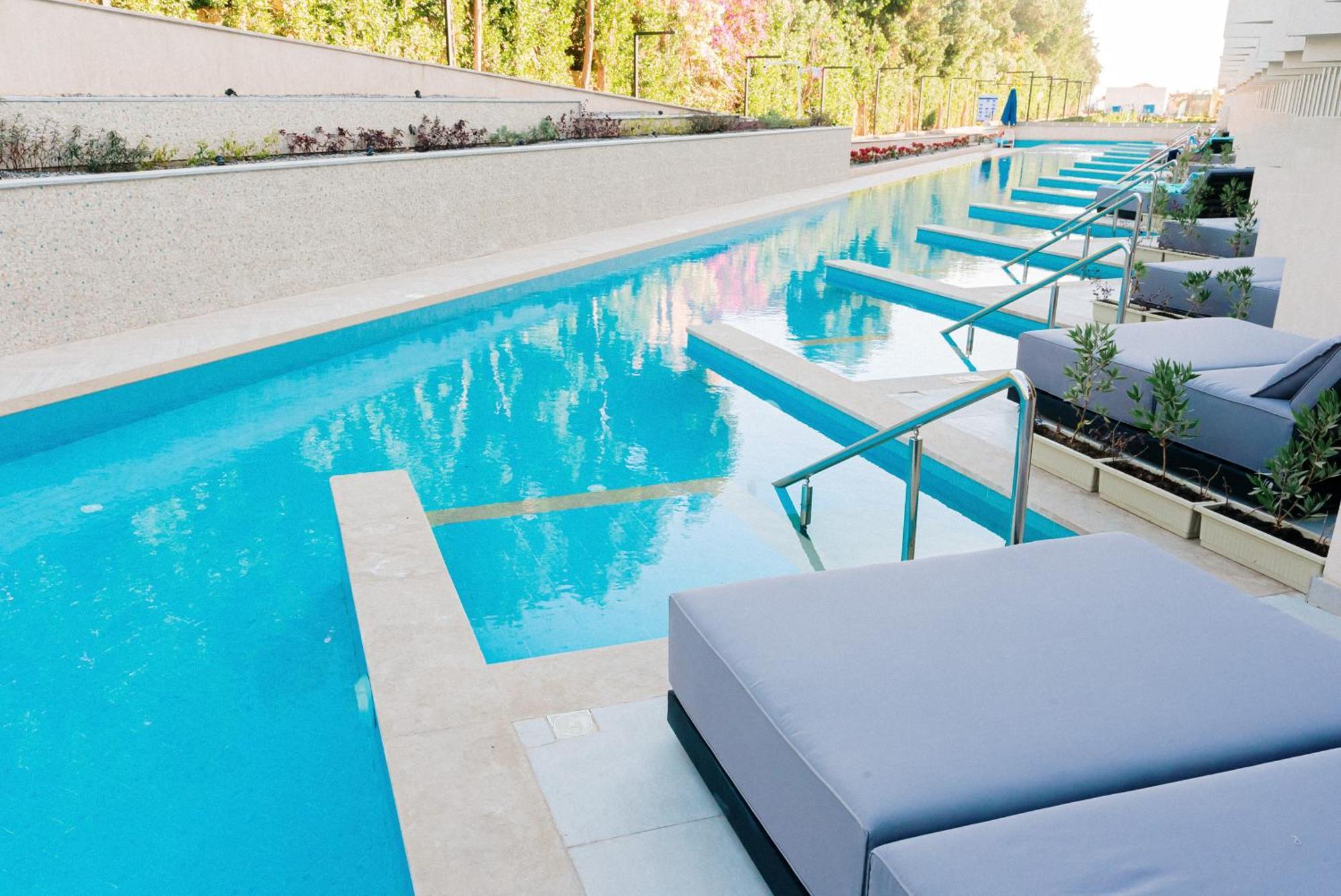 The V Luxury Resort Sahl Hasheesh الغردقة المظهر الخارجي الصورة The pool at the 1011 Museum Building
