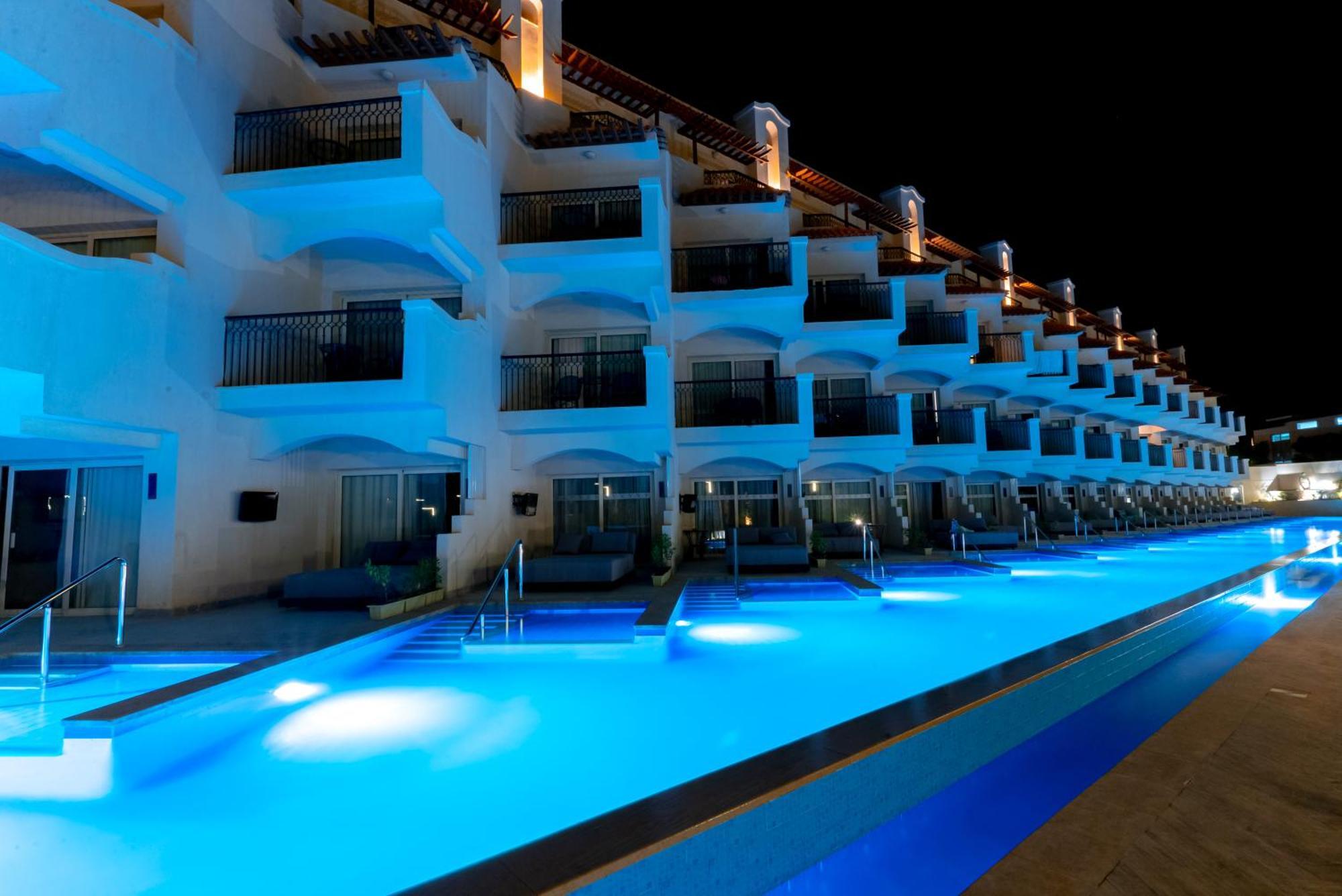 The V Luxury Resort Sahl Hasheesh الغردقة المظهر الخارجي الصورة The swimming pool at the hotel