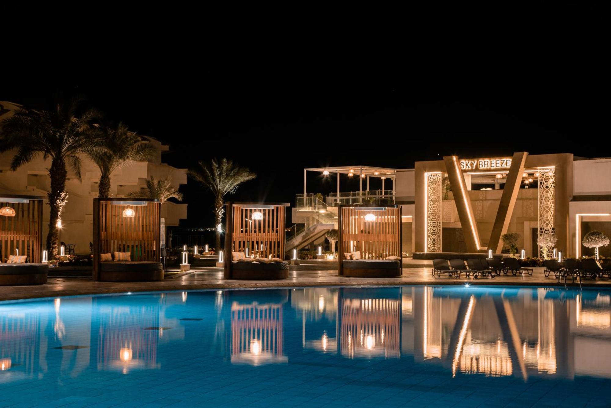 The V Luxury Resort Sahl Hasheesh الغردقة المظهر الخارجي الصورة The resort at night