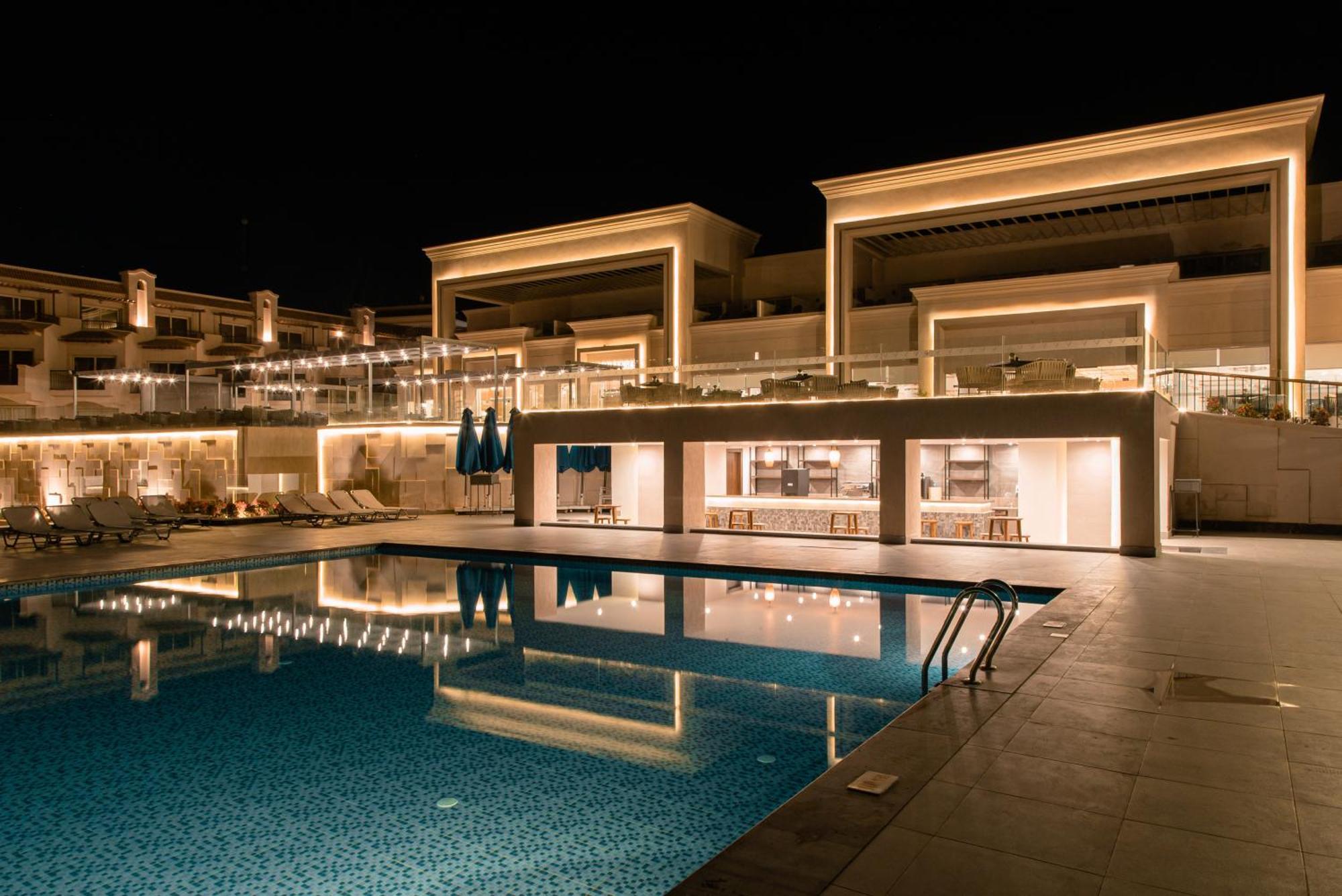 The V Luxury Resort Sahl Hasheesh الغردقة المظهر الخارجي الصورة The resort at night