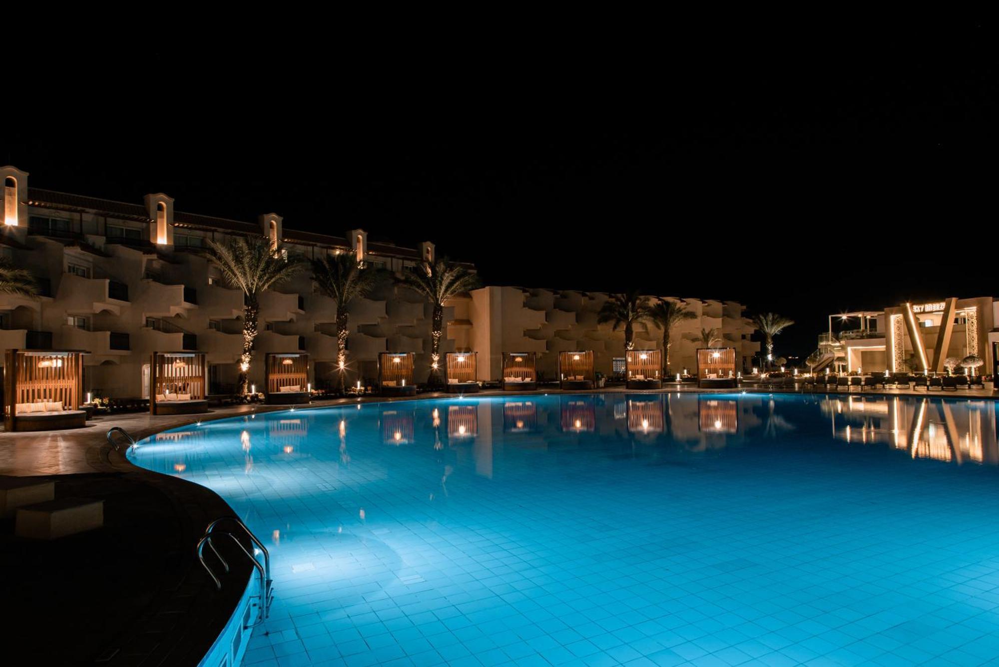 The V Luxury Resort Sahl Hasheesh الغردقة المظهر الخارجي الصورة The pool at the resort at night