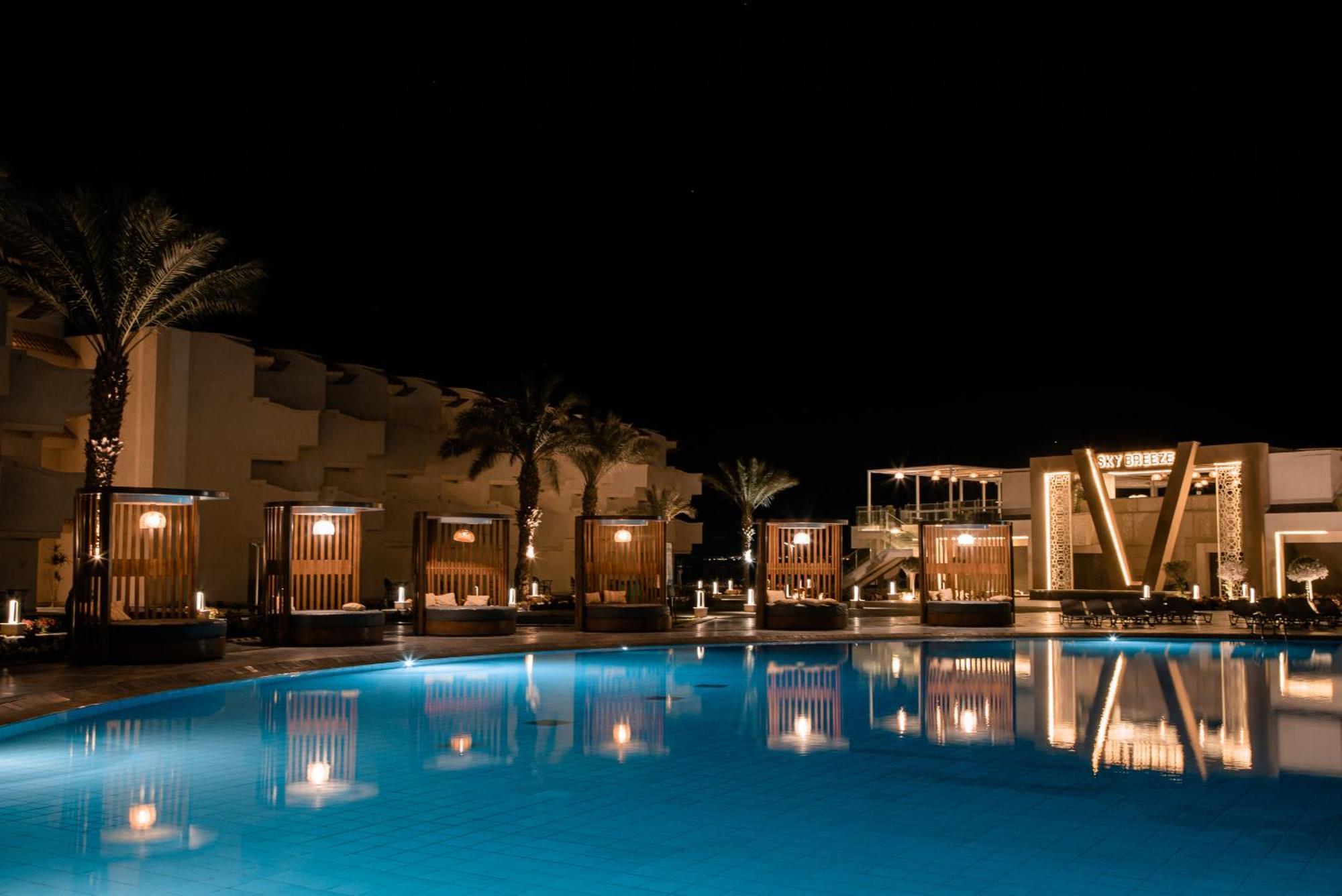 The V Luxury Resort Sahl Hasheesh الغردقة المظهر الخارجي الصورة The swimming pool at the resort