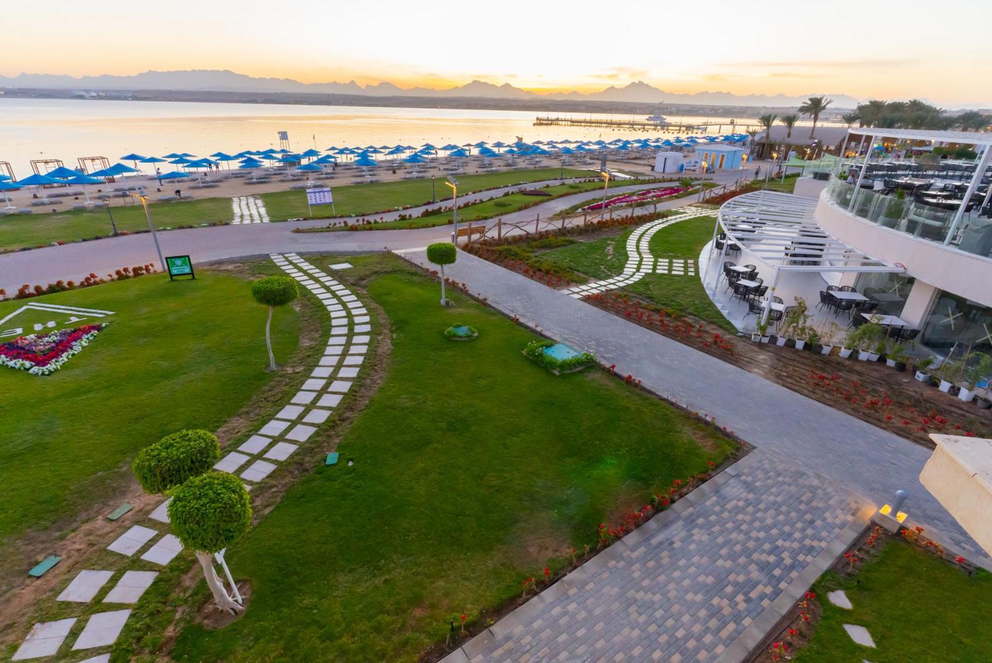 The V Luxury Resort Sahl Hasheesh الغردقة المظهر الخارجي الصورة The resort's beach