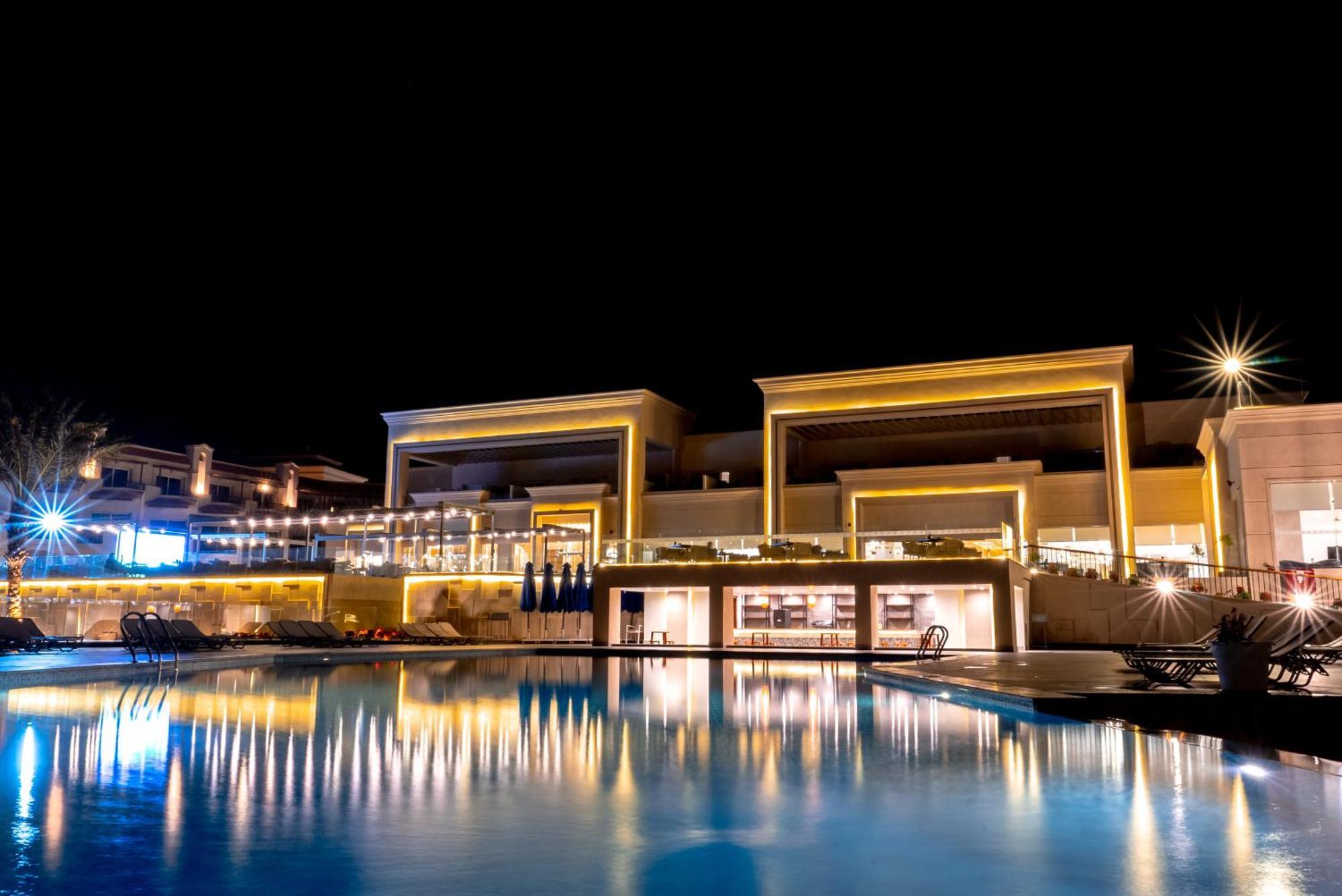 The V Luxury Resort Sahl Hasheesh الغردقة المظهر الخارجي الصورة The resort at night
