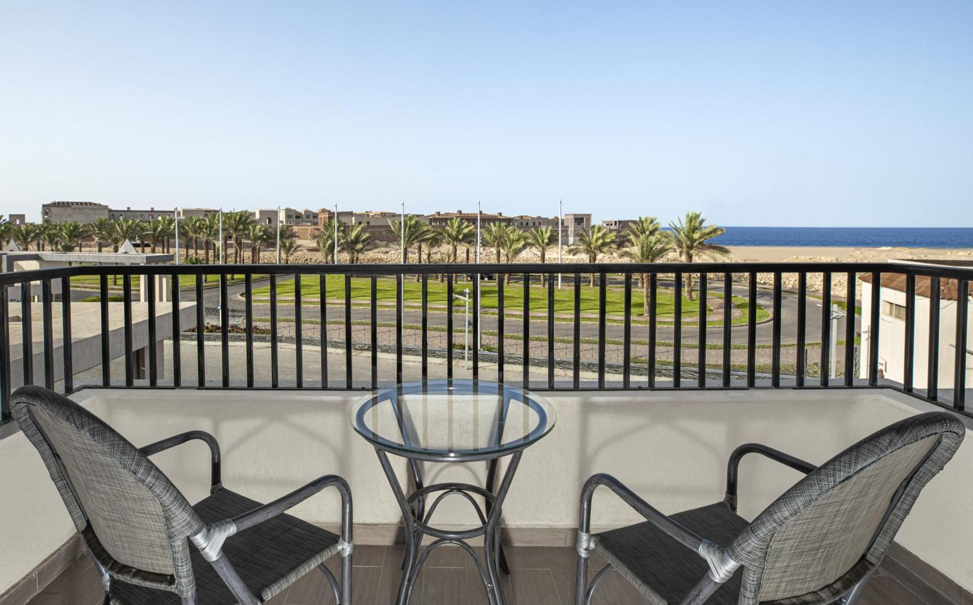 The V Luxury Resort Sahl Hasheesh الغردقة المظهر الخارجي الصورة Balcony