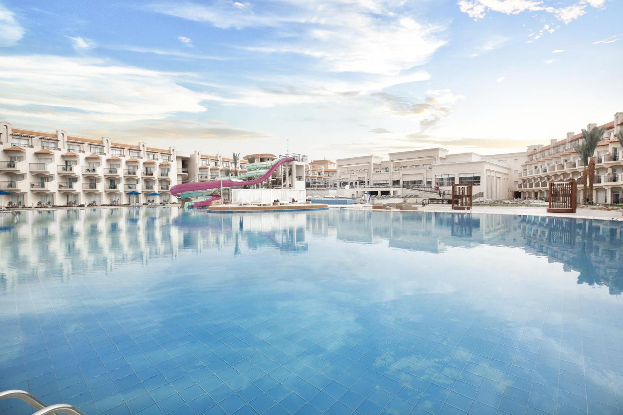 The V Luxury Resort Sahl Hasheesh الغردقة المظهر الخارجي الصورة The resort's main pool