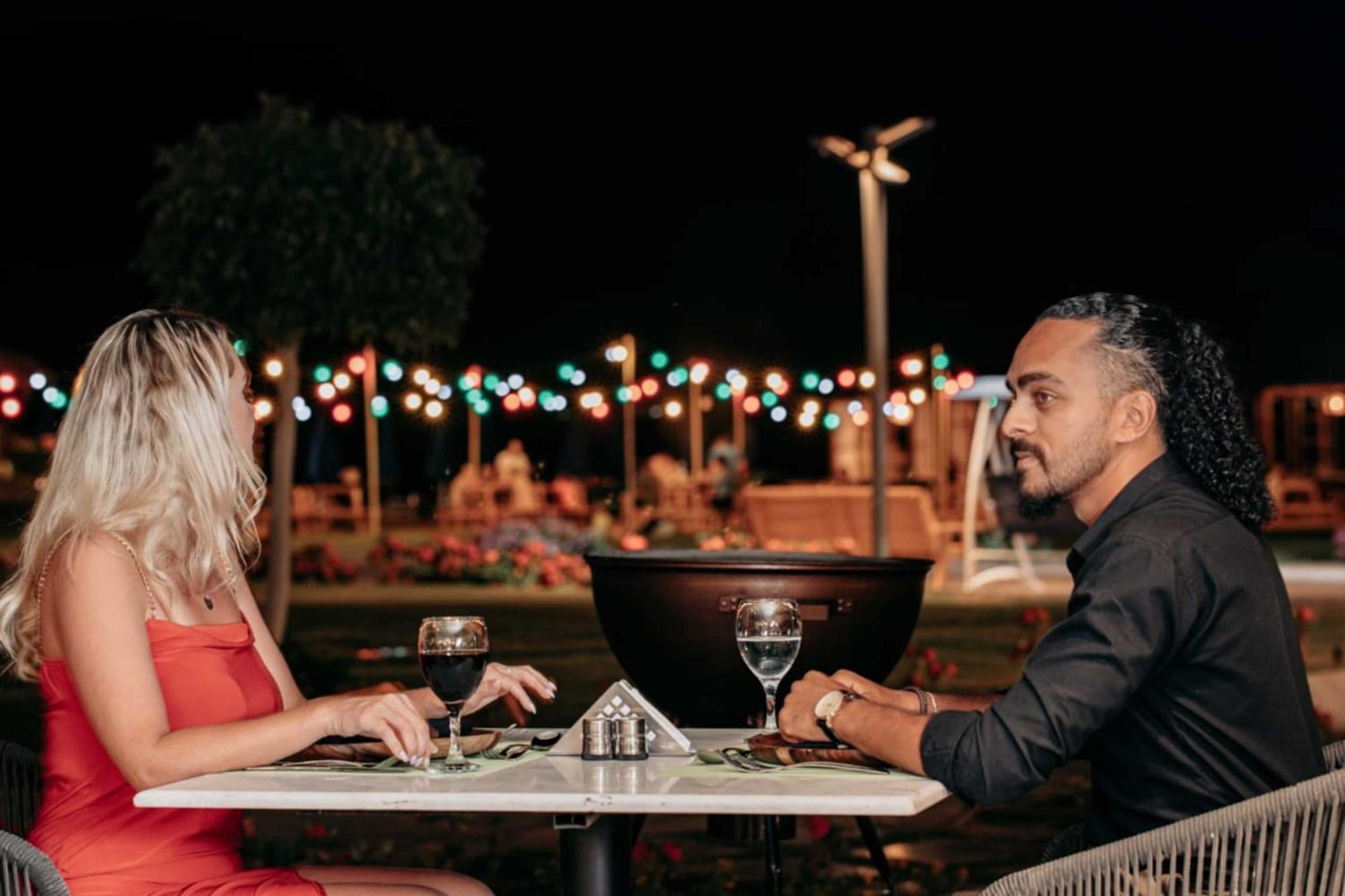 The V Luxury Resort Sahl Hasheesh الغردقة المظهر الخارجي الصورة A couple dining at a restaurant