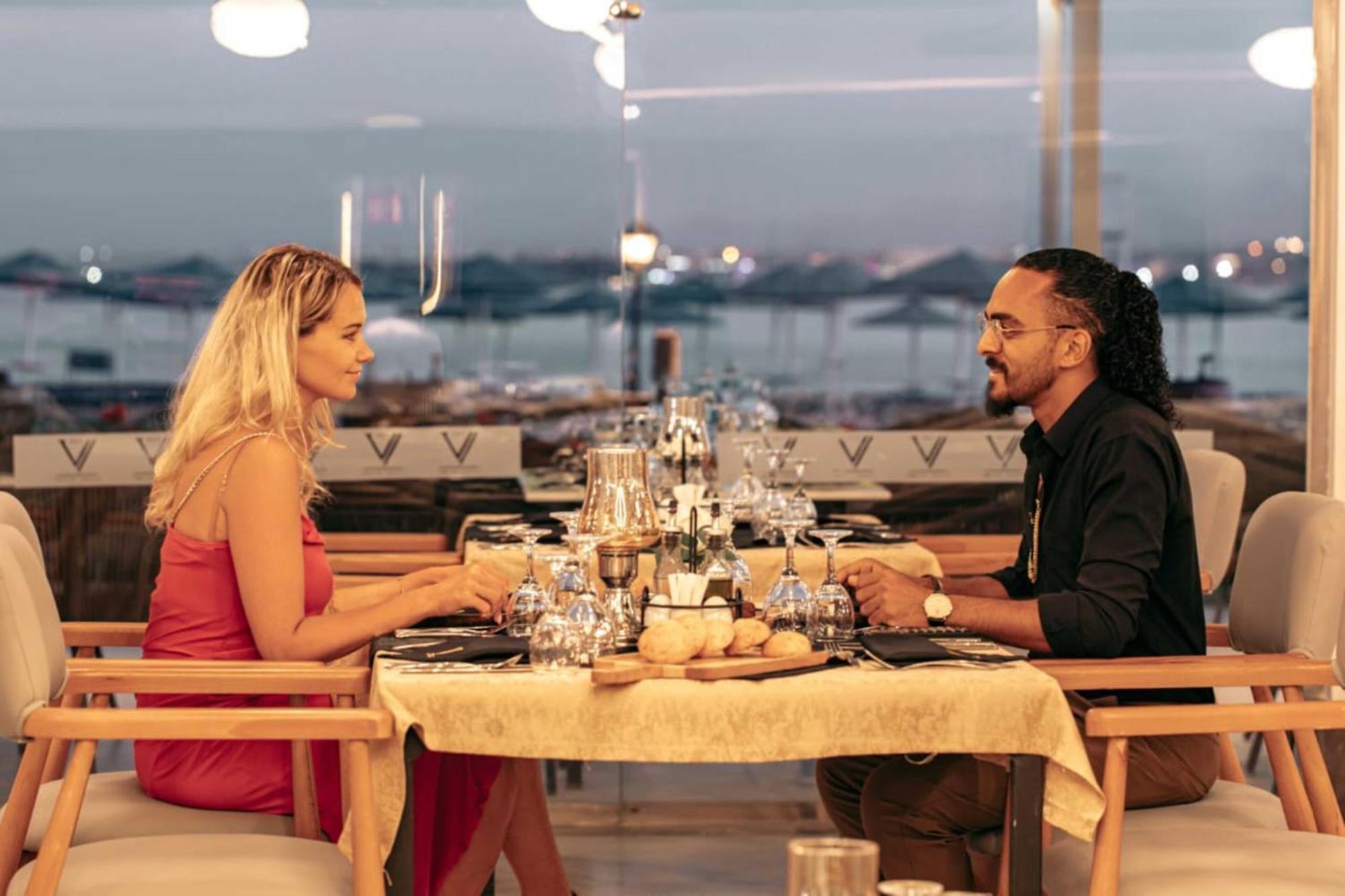 The V Luxury Resort Sahl Hasheesh الغردقة المظهر الخارجي الصورة A couple dining at the restaurant