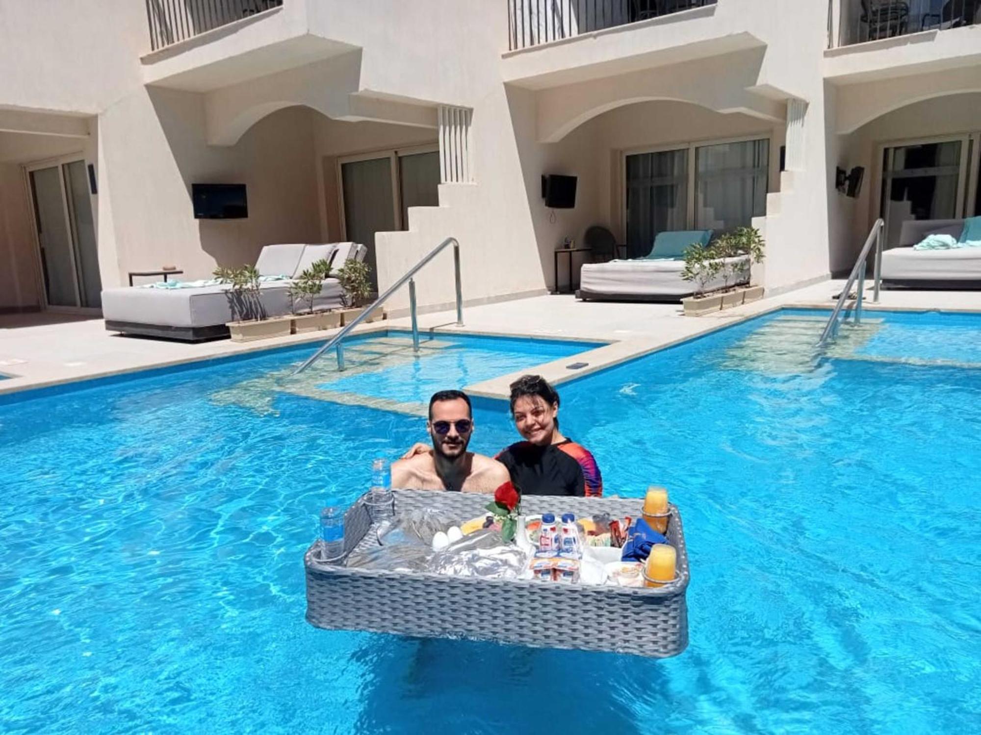 The V Luxury Resort Sahl Hasheesh الغردقة المظهر الخارجي الصورة Floating pool service at a resort