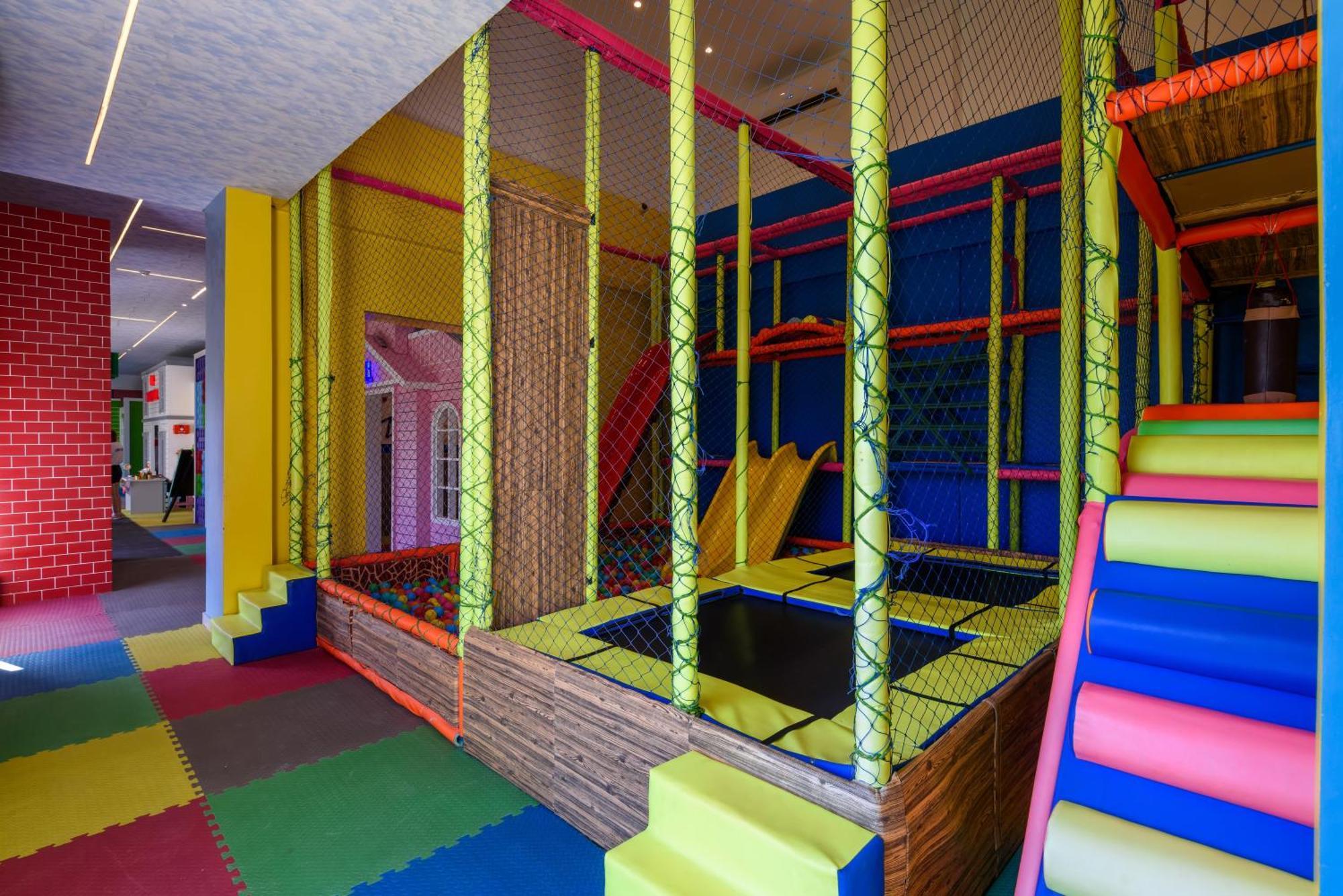 The V Luxury Resort Sahl Hasheesh الغردقة المظهر الخارجي الصورة Playground in the shopping mall